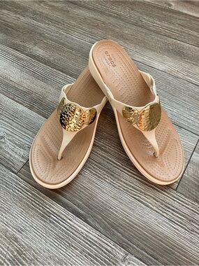 🌸 CROCS Women's Beige Thong Sandals with Gold Medallions